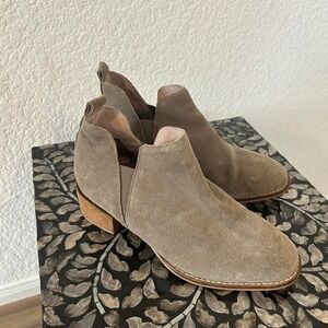 Seychelles Anthropologie Taupe suede ankle boots with side cutouts block heel